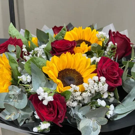 Ramo flores rosas rojas importadas y girasoles